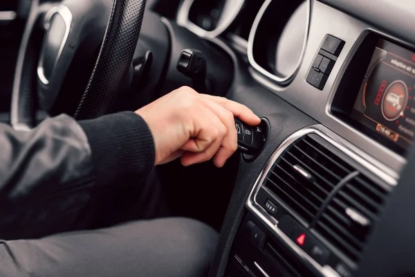 Empresario Comienza Elegante Coche Moderno Con Llave Cierra Mano Del —  Fotos de Stock