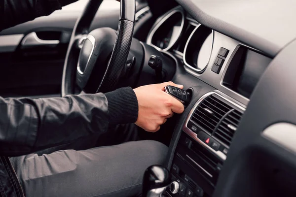 Empresario Comienza Elegante Coche Moderno Con Llave Cierra Mano Del —  Fotos de Stock