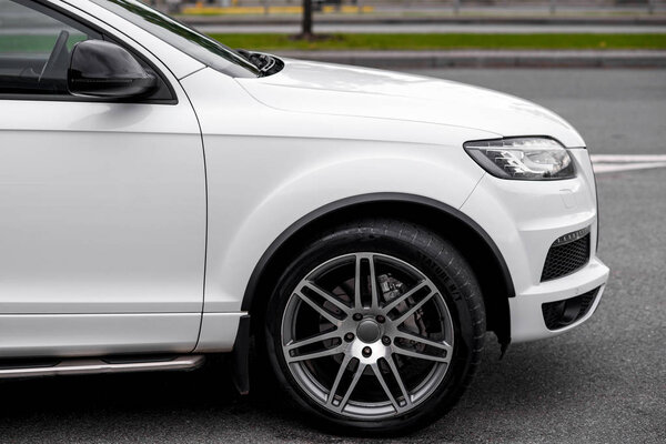 Легированное колесо и фары современного дорогостоящего автомобиля. Современный роскошный автомобиль крупным планом решетки. Концепция дорогостоящего, спортивного авто
.