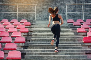 Merdivenlerde koşma runner atlet. Kadın koşu egzersiz sağlık kavramı. Sağlıklı yaşam, taş merdivenle kaçan genç fitness sportif kız.