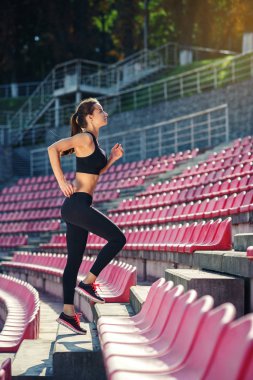 Merdivenlerde koşma runner atlet. Kadın koşu egzersiz sağlık kavramı. Sağlıklı yaşam, taş merdivenle kaçan genç fitness sportif kız.
