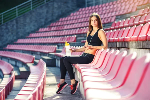 Entzückendes Mädchen Das Nach Dem Training Auf Der Stadiontribüne Sitzt — Stockfoto