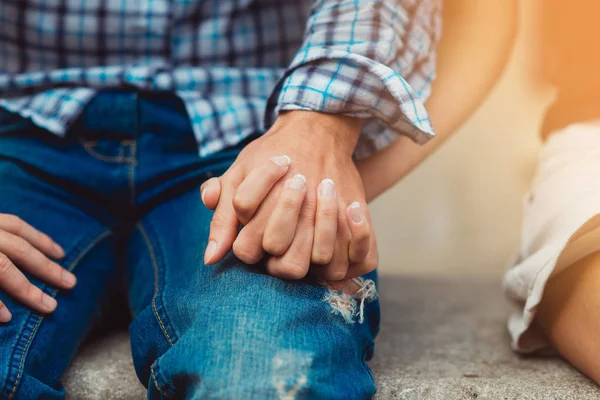 Um jovem casal apaixonado tocou as mãos no primeiro encontro — Fotografia de Stock