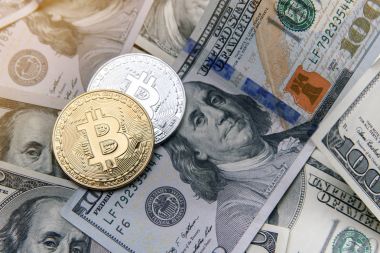 Bitcoin altın ve gümüş Doları banknot paraları bize. Elektronik para yatırım. Cryptocurrency iş kavramı.