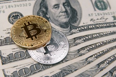 Altın ve gümüş Bitcoin yüz Lirası üstünde bizi dolar bozuk paralar. Cryptocurrency iş kavramı. Exchange bitcoin nakit için bir dolar. Sanal para yatırım.