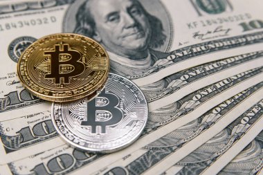 Altın ve gümüş Bitcoin yüz Lirası üstünde bizi dolar bozuk paralar. Cryptocurrency iş kavramı. Exchange bitcoin nakit için bir dolar. Sanal para yatırım.
