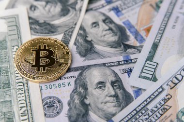 Altın Bitcoin bize dolar yüz Lirası üstünde para. Cryptocurrency iş kavramı. Exchange bitcoin nakit için bir dolar. Sanal para yatırım.