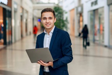 Dizüstü bilgisayarda çalışma başarılı genç iş adamı. Takım elbiseli şık yakışıklı adam. Forex cryptocurrency ticaret, işletme kavramı.