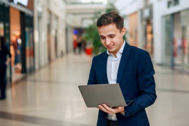 Dizüstü bilgisayarda çalışma başarılı genç iş adamı. Takım elbiseli şık yakışıklı adam. Forex cryptocurrency ticaret, işletme kavramı.