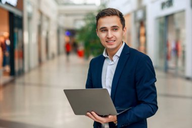 Dizüstü bilgisayarda çalışma başarılı genç iş adamı. Takım elbiseli şık yakışıklı adam. Forex cryptocurrency ticaret, işletme kavramı.