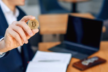 Başarılı iş adamı elinde altın bir bitcoin tutuyor. Kripto para birimi konsepti. Elektronik sanal para yatırımı. Kripto para birimi ana hatları.