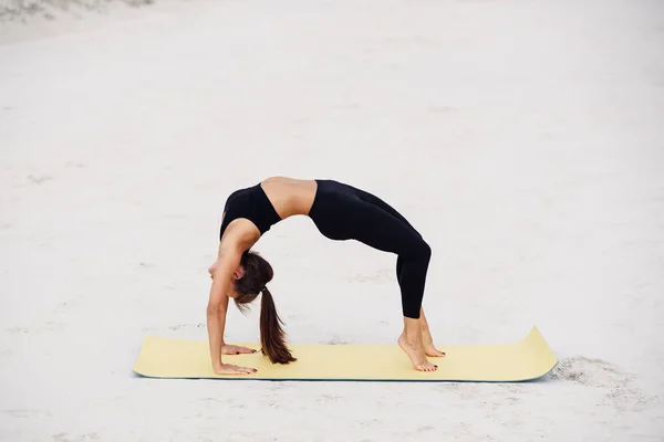 Jeune Femme Séduisante Pratiquant Yoga Étirant Dans Exercice Bridge Entraîne — Photo
