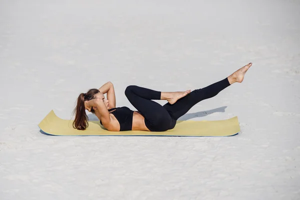 Basın Yapmak Pratik Yoga Genç Güzel Kadın Egzersiz Sahilde Deniz — Stok fotoğraf