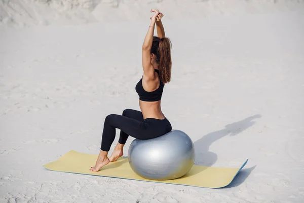 Menina Fitness Bonita Fazendo Exercícios Alongamento Com Bola Forma Praia — Fotografia de Stock