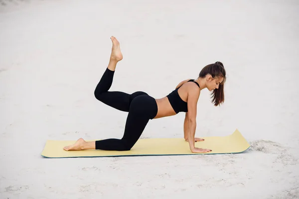Fitness Sport Yoga Healthy Lifestyle Concept Sporty Yoga Girl Beach — Stock Photo, Image