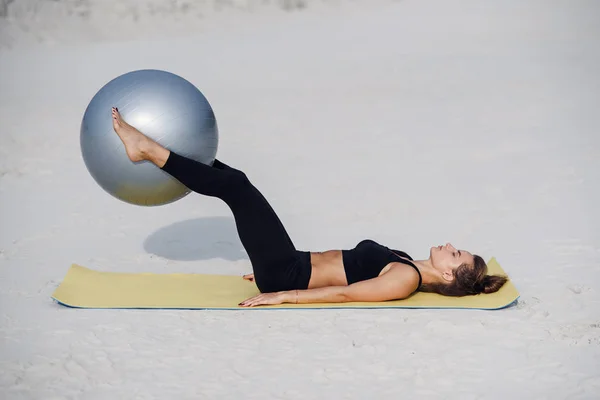 Spor Sağlıklı Yaşam Konsepti Güzel Fitness Kız Sahilde Uygun Topu — Stok fotoğraf