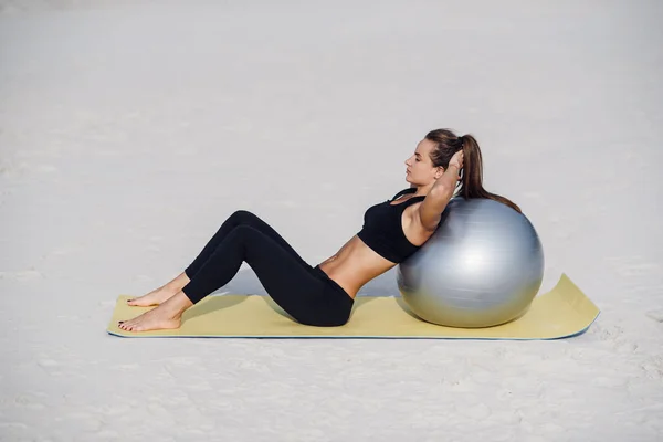 Spor Sağlıklı Yaşam Konsepti Güzel Fitness Kız Sahilde Uygun Topu — Stok fotoğraf