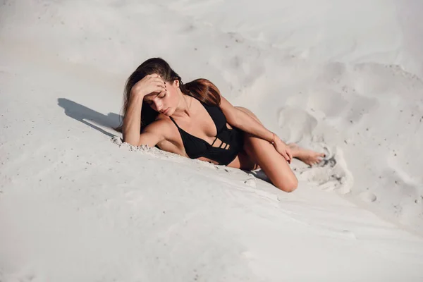 迷人的美丽的女孩与完美的晒黑健身身体躺在沙滩上 — 图库照片