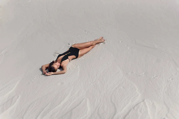 Menina Bonita Atraente Com Corpo Fitness Bronzeado Perfeito Deitado Praia — Fotografia de Stock