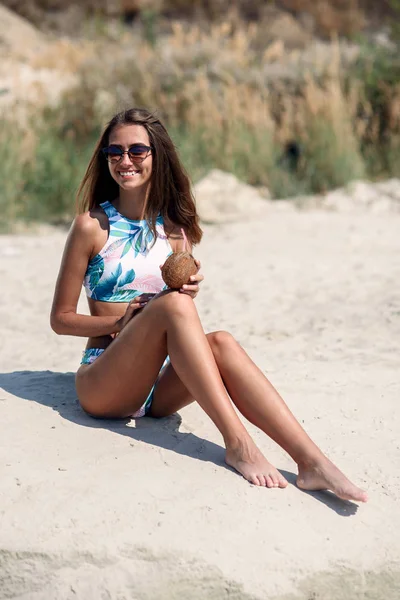 Una Ragazza Attraente Con Noce Cocco Fresca Rilassante Sulla Spiaggia — Foto Stock