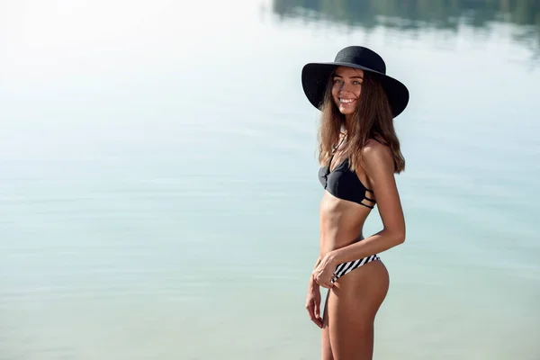 Aantrekkelijke Vrouw Strand Achteraanzicht Van Jong Mooi Meisje Dragen Zomer — Stockfoto