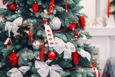 Farklı renklerde oyuncaklarla süslenmiş Noel ağacı. İyi tatiller..