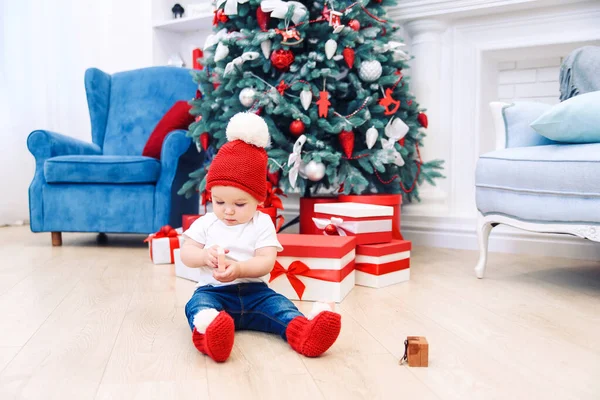 Tout-petit garçon portait des vêtements de fête en jouant avec la boîte cadeau de Noël. Concept de Noël et vacances du Nouvel An . — Photo