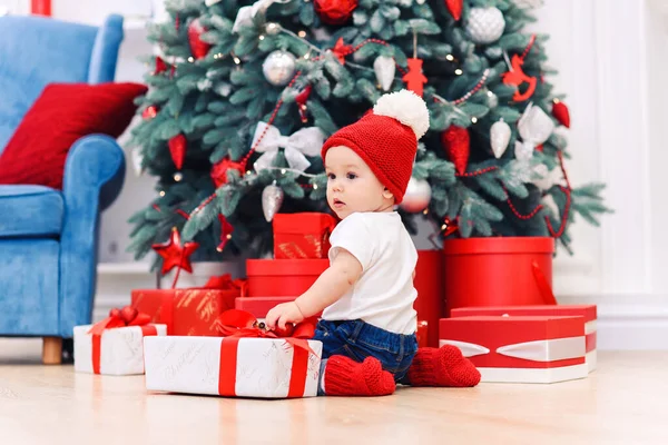 Menino usado em roupas festivas brincando com caixa de presente de Natal. Conceito de Natal e feriados de Ano Novo . — Fotografia de Stock