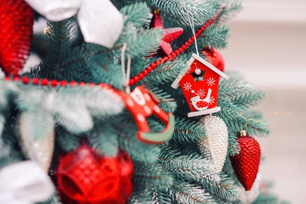 Árvore de Natal decorada com diferentes brinquedos coloridos. Boas férias de inverno . — Fotografia de Stock