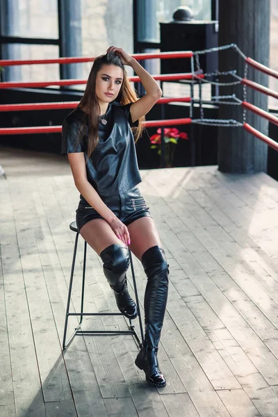 Attraktiv modell i lädershorts och jacka poserar på boxningsringen. — Stockfoto