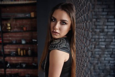 Seksi deri elbiseli, baştan çıkarıcı güzel bir kızın ızgarasına bak..