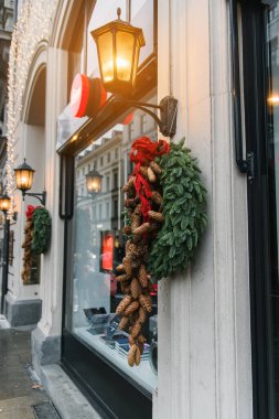 Sokaklarda Noel çelenkleri, balolar ve diğer süslemeler.