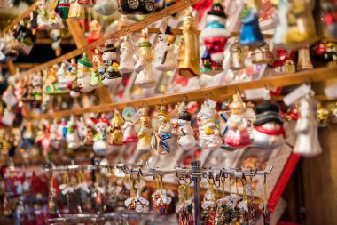 Noel cam süs eşyaları Dükkanı Noel pazarında Avrupa'nın