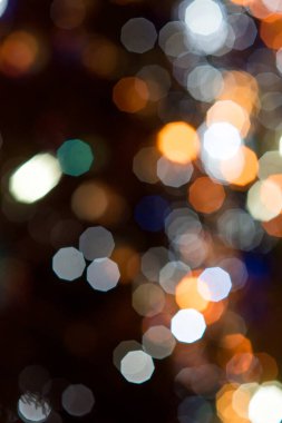 Noel ışıkları. Bokeh ışıkları koyu arkaplana karşı.