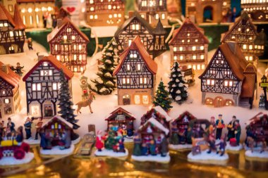 Noel cam süs eşyaları Dükkanı Noel pazarında Avrupa'nın