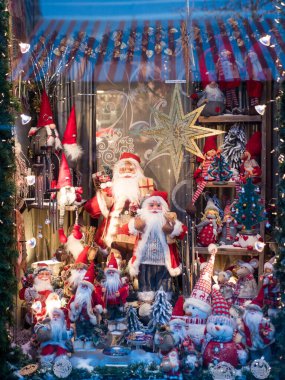 Şehir caddesindeki tatil pazarında Noel oyuncakları satan şık bir vitrin. Noel sokak dekoru.