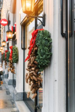 Sokaklarda Noel çelenkleri, balolar ve diğer süslemeler.