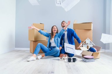 Mutlu mutlu çift, karton kutuları kaldırdıktan sonra kendi evlerinde eğleniyorlar.