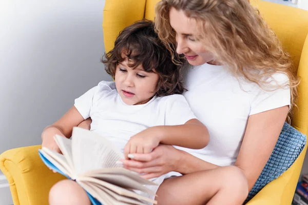 Mãe lendo para seu filho uma história interessante — Fotografia de Stock