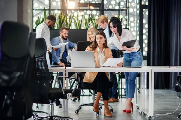 Belo gerente de escritório dando instruções para sua secretária na sala de reuniões. Conceito de trabalho em equipa . — Fotografia de Stock