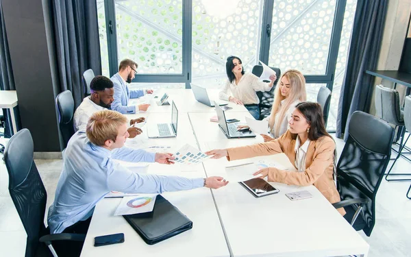 Grupo de trabajadores de oficina que está debatiendo problemas históricos en el cargo . — Foto de Stock