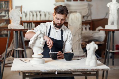 Becerikli heykeltraş, kadın heykelinin profesyonel restoranını yaratıcı atölyede yapıyor..