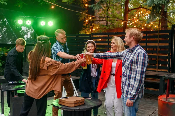 Grupo de amigos bebendo cerveja, dançando à música, conversando e tendo um bom tempo de descanso na festa de verão ao ar livre . — Fotografia de Stock