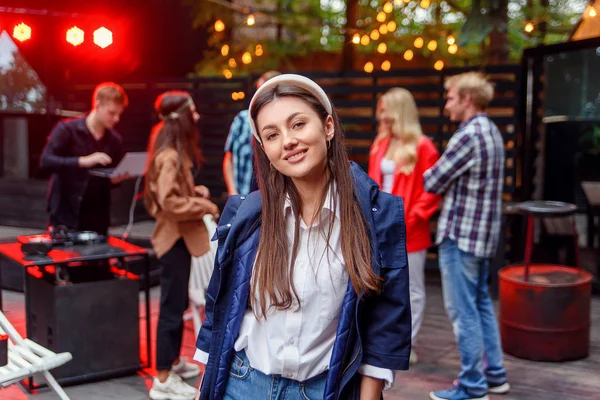 Bruneta stylové dívka tanec na narozeninové párty se svými přáteli. — Stock fotografie