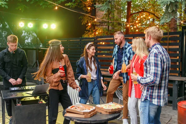 Grupo de amigos estão dançando ao ar livre churrasco festa no pátio da casa . — Fotografia de Stock