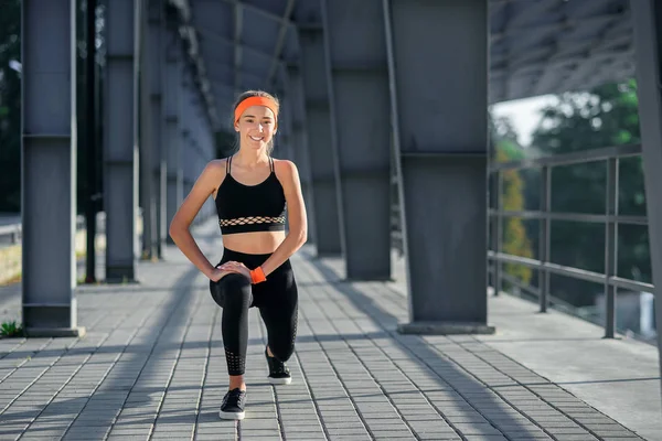 Hocken. Beauty Mädchen machen Übungen im Stadion am Morgen — Stockfoto