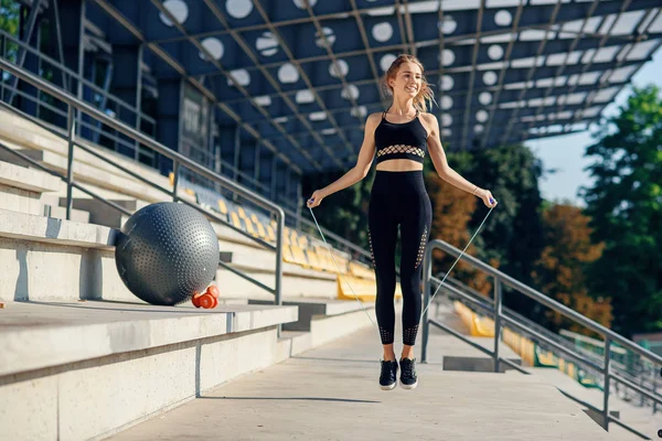 Fitness- und Lifestylekonzept - Frau beim Sport im Freien. Mädchen mit Springseil. — Stockfoto