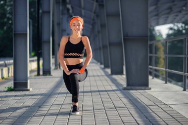çömelme. güzellik kız yapmak egzersizleri Stadı nda sabah