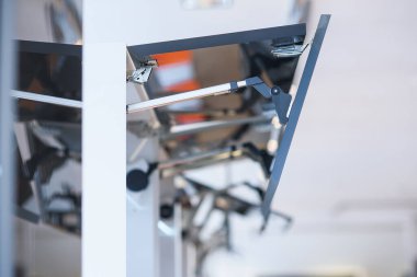 İçinde mutfak dolap çanak sahibi ile açılan cepheler ile temizleyelim. Mutfak dolaplarında sistemi ikiye katlanmış cephede doğrudan erişim için Kaldır.