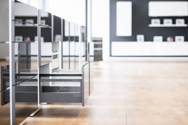 Çatal bıçak tepsisi ile açılmış mutfak çekmecesi. İki çekmece yüksek ön arkasında saklanacak. Akıllı depolama çözümü.